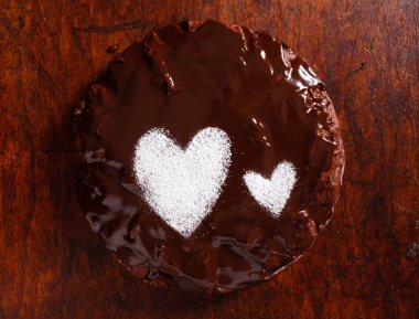 Kalpleri ile çikolatalı kek