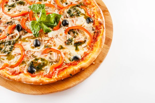 Italienische Pizza auf Holzbrett — Stockfoto