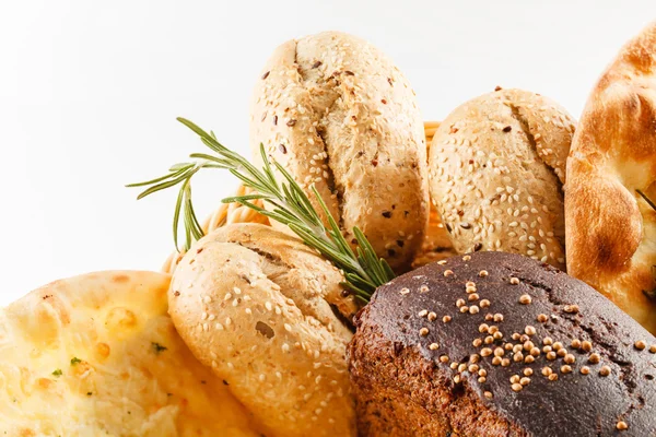 Bröd och bullar i korg — Stockfoto