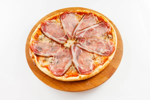 Pizza met spek op een houten bord — Stockfoto