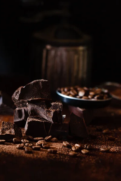 Kaffeebohnen und Schokolade — Stockfoto