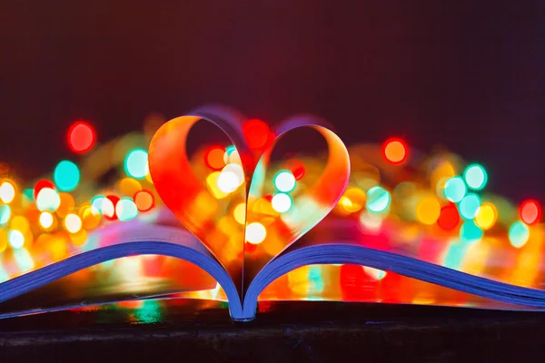 Coeur fait à partir de pages de livre — Photo