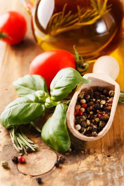 Baharat otlar ve domates ile