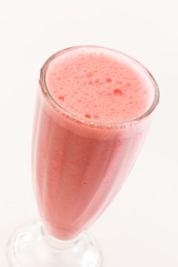 Süt çilek kokteyli