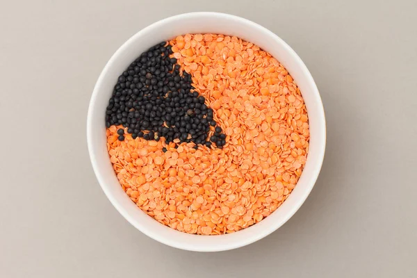 オレンジと黒のレンズ豆 — ストック写真
