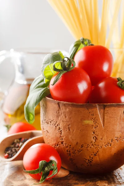 瓶の中の新鮮なトマト — ストック写真