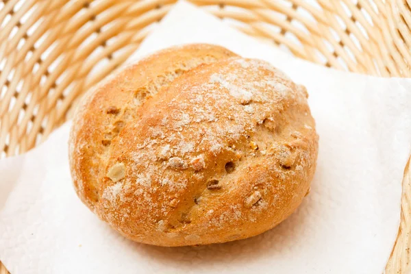 Panino in cesto di vimini — Foto Stock