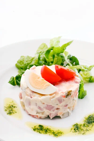 Russische salade op plaat — Stockfoto