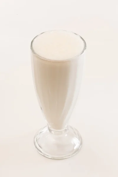 Молочный коктейль в стакане — стоковое фото