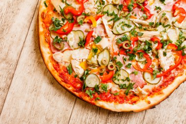 Pizza tahta arka plan üzerinde