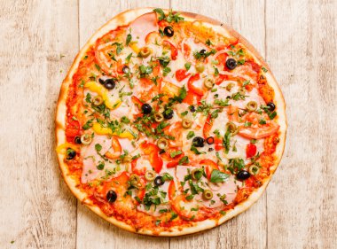 Pizza tahta arka plan üzerinde