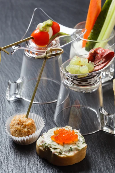 Smakelijke canapé voorgerecht — Stockfoto