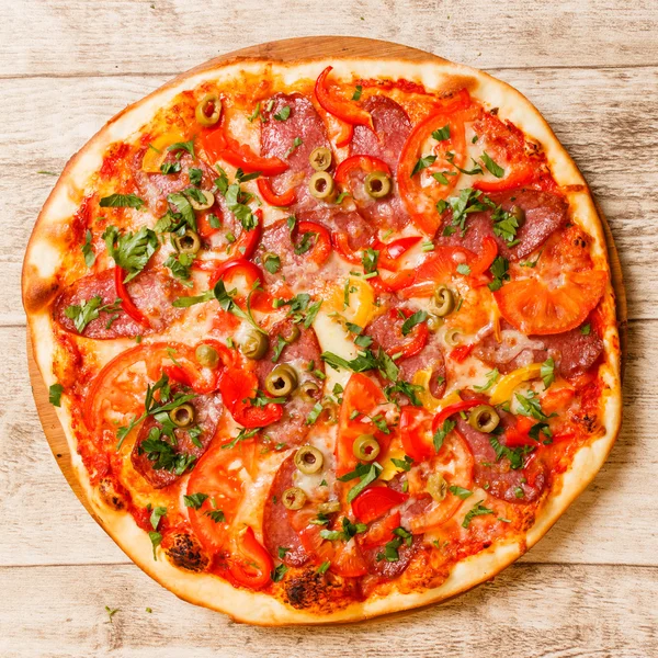 Пицца на деревянном фоне — стоковое фото
