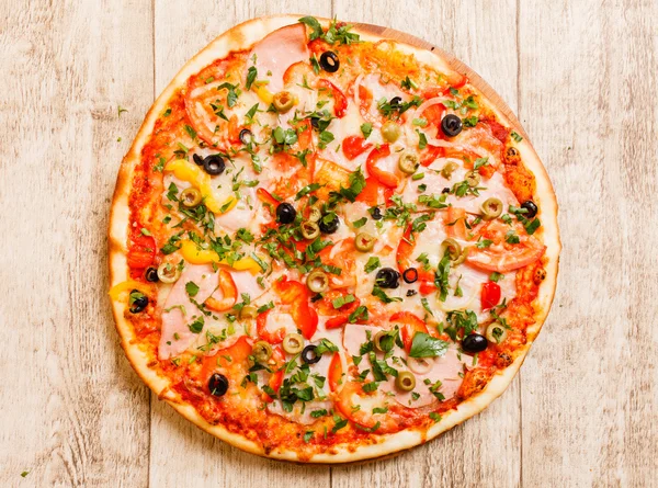 Pizza tahta arka plan üzerinde