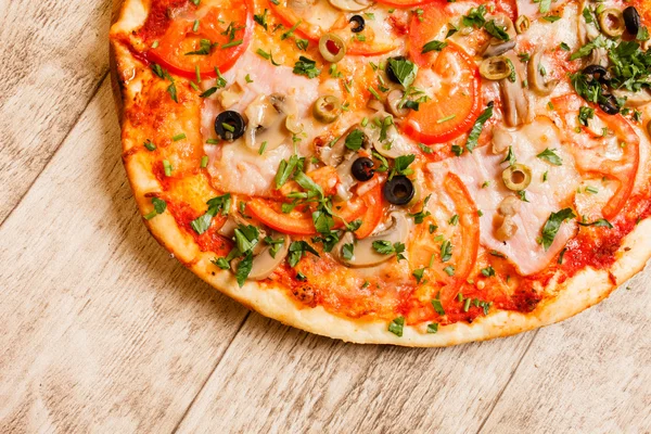 Pizza auf dem Holz Hintergrund — Stockfoto