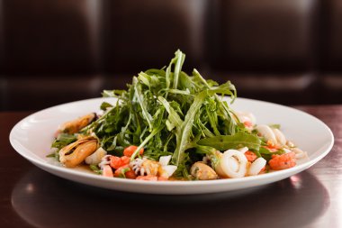 Ruccola deniz ürünleri salatası