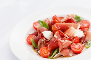 etli meze tabağı üzerinde