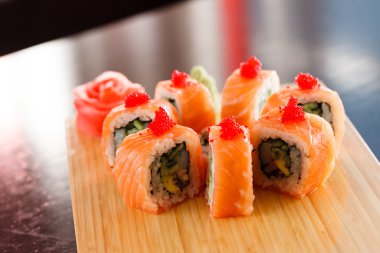 suşi ahşap tahta üzerinde