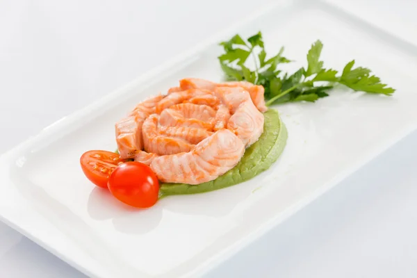 Geroosterde zalm met saus — Stockfoto