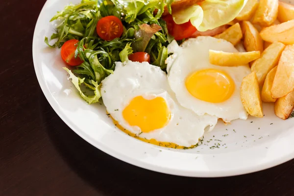 Steak with eggs and vegetables — Stock Photo, Image