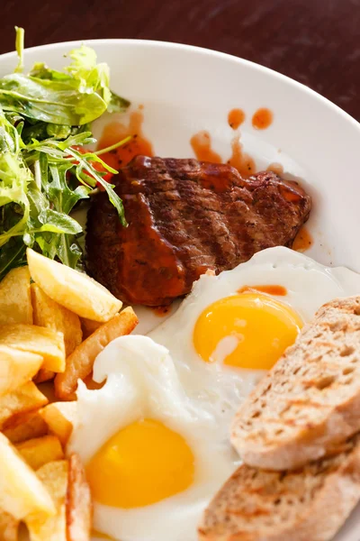 Steak aux œufs et légumes — Photo