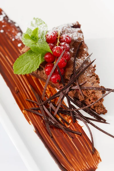 Chocolate cake met rode bes — Stockfoto