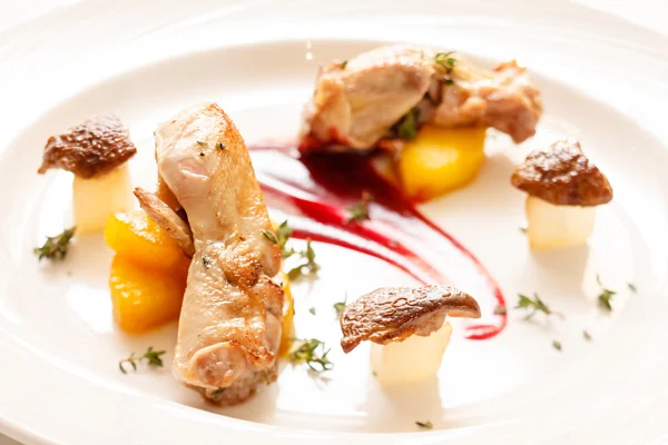 Quail with berry sauce — Stock Photo, Image