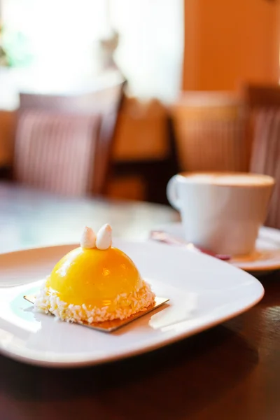 Koffie met smakelijke cake — Stockfoto