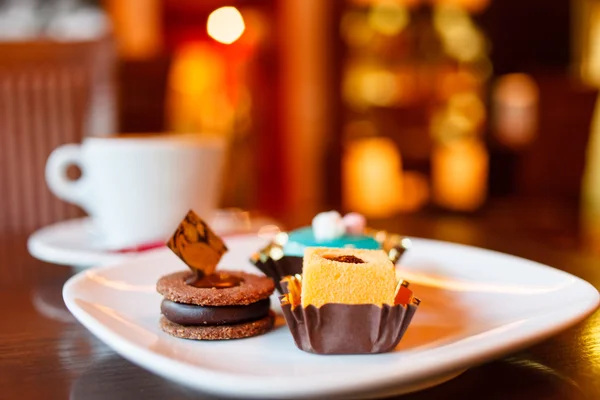 Kaffee mit Bonbons — Stockfoto