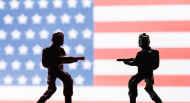 Bayrak arka plan üzerinde Amerikan askerleri