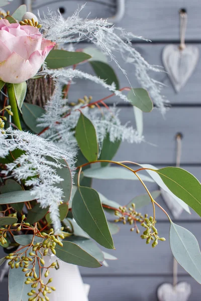 Romantisch boeket met roze rozen — Stockfoto