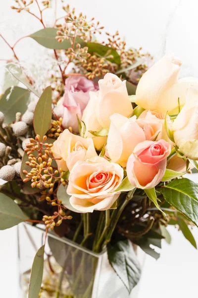 Ramo romántico con rosas — Foto de Stock