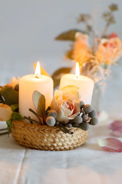 Decoraciones de flores y velas — Foto de Stock