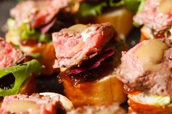 Canapes with beef meat — Stock Photo, Image