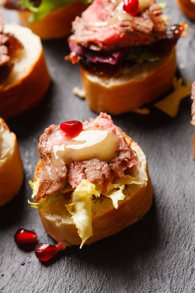 Canapes with beef meat — Stock Photo, Image