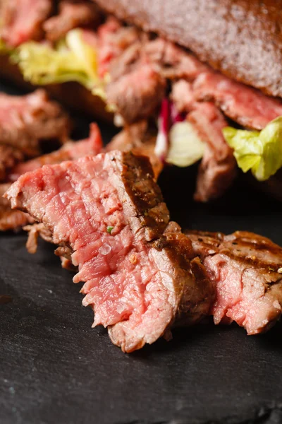 Bolo com rosbife — Fotografia de Stock