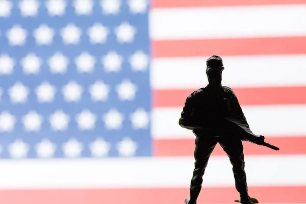 Soldado americano sobre fondo de bandera —  Fotos de Stock