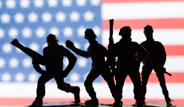 Американские солдаты на фоне флага — стоковое фото