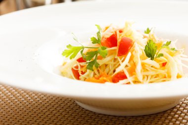 Beyaz tabakta sağlıklı salata