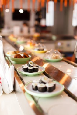 lezzetli suşi plaka üzerinde