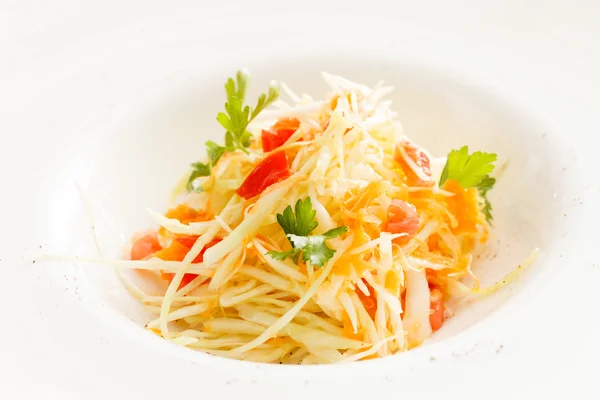 Ensalada saludable en plato blanco — Foto de Stock