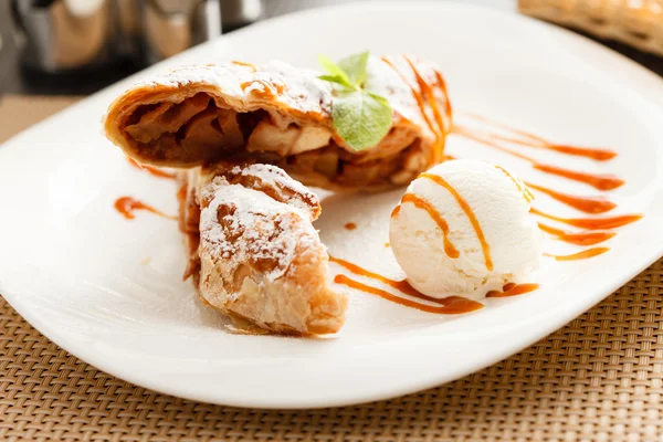 Apple strudel with ice cream — Stock Photo, Image