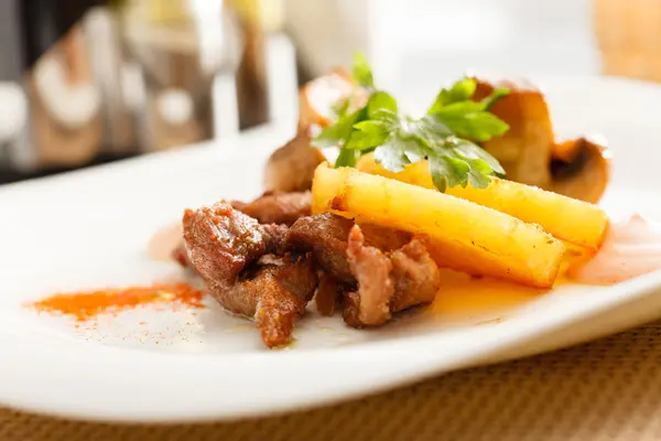 Meat with mushrooms and potatoes — Stock Photo, Image