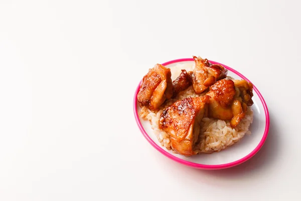 Рис с мясом на тарелке — стоковое фото