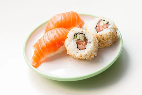 Sushi saboroso na placa — Fotografia de Stock