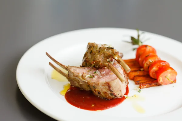 Lamb chops whith sauce — Stock Photo, Image