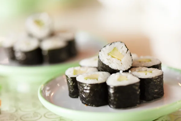 Lekkere sushi op plaat — Stockfoto