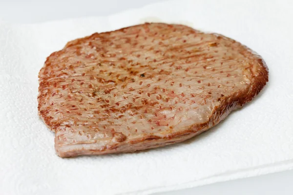 Šťavnatý steak na desce — Stock fotografie