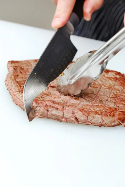 Koken sappige biefstuk — Stockfoto