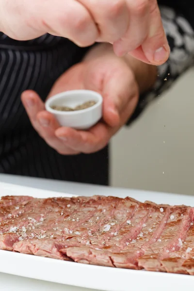 Koken sappige biefstuk — Stockfoto